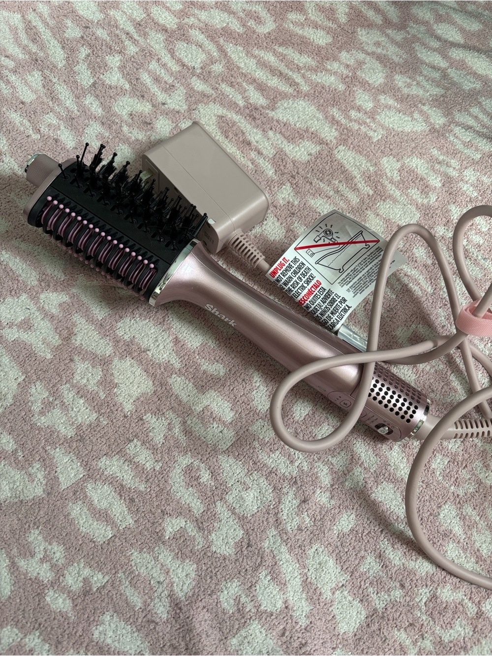 Shark glossi Pink 2-in-1 Hot Air Brush - Sleek Styling Blowout Brush - Picture 4 of 4